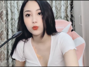 Nhìn em phương boom nóng bỏng lên live khoe vú lồn